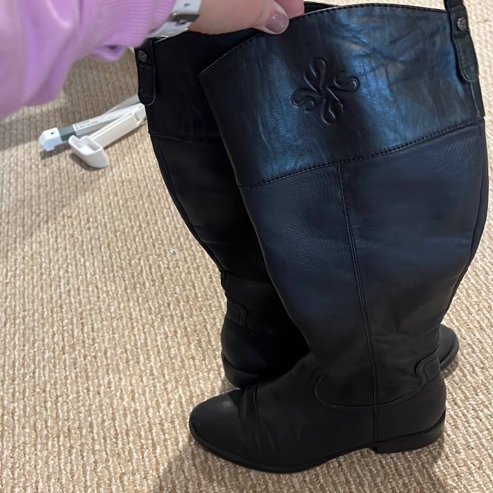 Black tall boots flat bottom